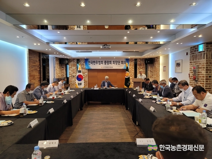 김홍길 회장은 “한우산업은 국민의 사랑을 받아 이만큼 성장해왔다”면서 “이번 집중호우로 피해를 본 한우농가 및 이재민에게 위로의 뜻과 함께 우리의 마음을 담아 피해를 복구하는데 조금이나마 도움이 되도록 성금을 모금하게 되었다”며 “한우인을 비롯한 업계 전후방 산업의 적극적인 동참을 바란다”고 밝혔다. 나남길 kenews.co.kr