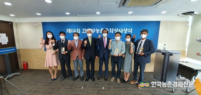 부문별 수상자는 △농업(원예)부문-명인복(경기 파주, DMZ 1km 사과농원 대표) △농업(융복합)부문-송미나(전북 완주, 드림뜰힐링팜 대표) △농촌봉사부문-신서호(전남 나주, 전남농업기술원 농업연구사) △특별상(사회공익)-정종원·김성은(서울, (사)프래밀리) 이다. 나아름 kenews.co.kr