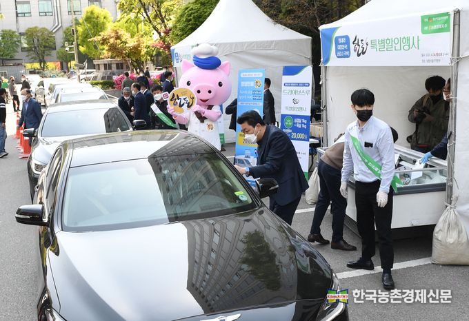한돈자조금 관계자는 “코로나19의 재확산으로 꾸준히 적체된 한돈 다릿살 등의 문제를 해결하기 더욱 어려운 상황이 되었다”며 “드라이브스루 행사나 온라인 판로확보 등 지금까지 추진한 비대면 접촉 방식의 마케팅 방법을 바탕으로 이번 9~10월도 성공적인 홍보 활동을 이어 나가겠다”고 밝혔다. 박시경 kenews.co.kr
