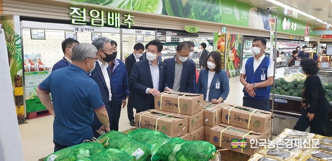 사진은 이재욱 농림축산식품부 차관이 추석 명절 앞두고, 농축산물 수급상황을 점검하기 위해 현장 유통상황을 둘러보고 있는 모습이다. kenews.co.kr