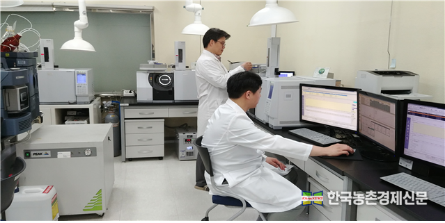 서울시농수산식품공사(사장 김경호)는 영국 식품환경연구청이 운영하는 2020년 FAPAS(식품분석능력평가계획) 국제 숙련도평가프로그램에 참여하여 2019년에 이어 2년 연속 우수등급을 받았다고 밝혔다. kenews.co.kr