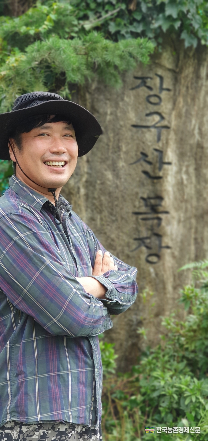 ‘장구산목장’ 김제욱·박인순 부부는 “포천지역에서 부친으로부터 목장을 물려 받은지 3년이 지난 낙농2세들이 3년 전부터 결성한 ‘마니짜’ 회장을 맡고 있다”며 아들 김유채 대표에 대한 깊은 신뢰를 보이고 있다. 사진은 김유채 대표가 장구산목장 표지석 앞에서 멋진 포즈를 취하고 있는 모습이다. 나남길 kenews.co.kr