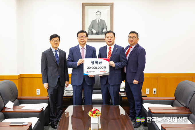 팜스코는 매년 40명에게 4천만 원의 장학금을 기부하고 있으며, 누적 장학 수여자는 160명으로 총 장학 금액 1억 6천만원을 기부했다. 사진은 연암 대학교 육근열 총장(좌) 팜스코 김남욱 이사(우) 장학금 기증식. kenews.co.kr