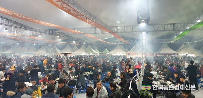  전국한우협회와 한우자조금관리위원회는 11월 1일 한우먹는날을 추석과 설명절 사이 하나의 민족명절로 승화시키기 위해 국민과 함께하는 이벤트와 한우고기 할인행사를 집중하고 있다. 사진은 지난해 서울 살곶이공원에서 열린 한우고기축제모습. 강성수 kenews.co.kr