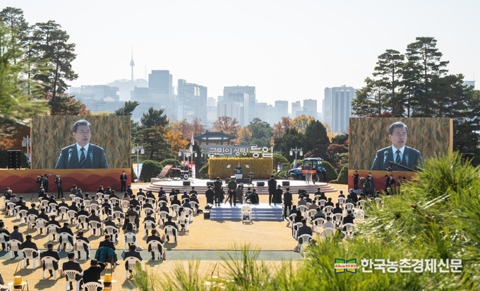 문재인 대통령은 먼저 농업인의 날을 맞아 선정된 유공자 157명을 대표하는 5명에게 정부포상을 직접 수여하였다.<br>
산업훈장 8명, 산업포장 10명, 대통령표창 32명, 총리표창 40명, 장관표창 67명이다. <사진= 청왜대 kenews.co.kr>