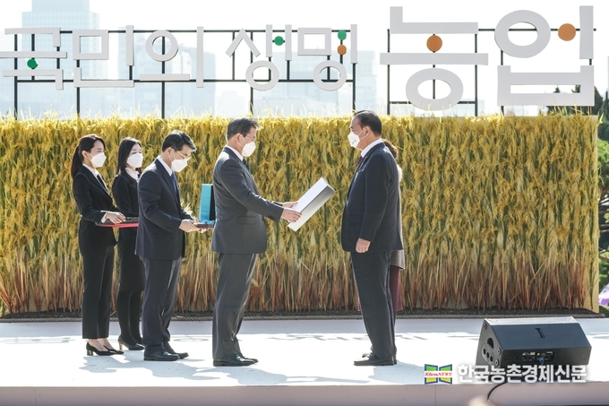대한민국 농업계에 큰 경사가 났다. 한국과수농협연합회 박철선 회장(충북원예농협 조합장)이 산업 분야의 가장 큰 상이라 할 수 있는 금탑산업훈장을 받았다. 이번 금탑산업훈장 수상은 개인의 명예는 물론이고 과수 농업인 모두에게 큰 기쁨과 희망을 선물하였다. 박철선 회장은 현재 한국과수농협연합회장, (사)한국 사과연합회장, 충북원예농협 조합장을 역임하고 있다. <사진= 청와대 kenews.co.kr>