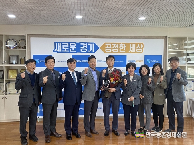 2020 농업과학기술인상’ 최우수상을 수상한 경기도농업기술원의 김시열 지도관(오른쪽)이 상패를 전달받고 기념촬영을 하고 있다. kenews.co.kr