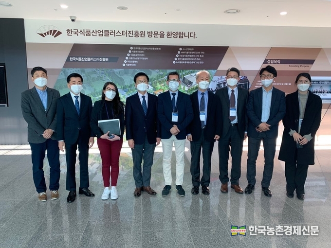 지난 11일 중남미 에콰도르 생산산업부 차관 Jackson Torres Castillo이 전북 익산에 있는 국가식품클러스터를 방문하여 간담회 시간을 가졌다. kenews.co.kr