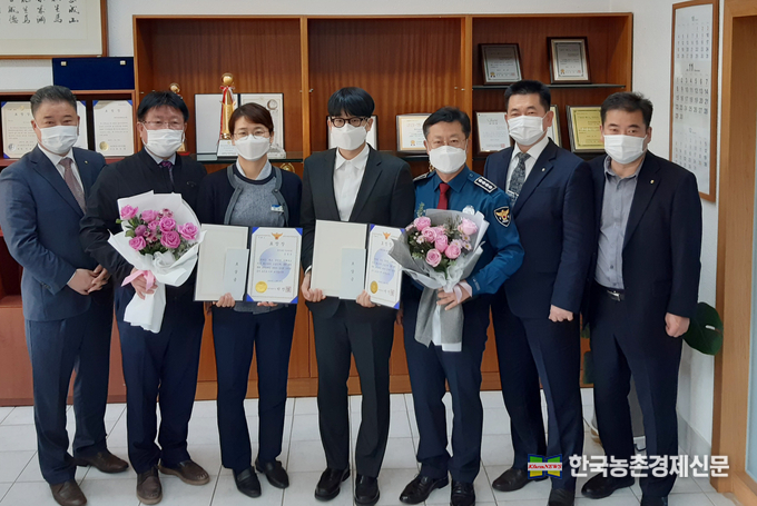 전화금융사기 피해 예방에 기여한 공로로 경북 경주시 현곡농협 신금장지점 직원과 농협중앙회 소비자보호부 직원이 경주경찰서로부터 표창장과 포상금을 받았다. kenews.co.kr