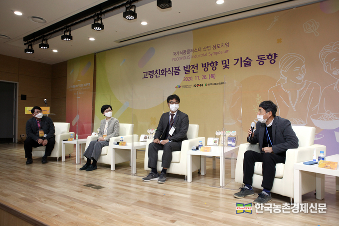 식품진흥원 윤태진 이사장은 “우리 모두가 80세가 넘어도 갈비를 뜯고, 100세에도 먹는 즐거움을 느낄 수 있도록 국내 고령친화식품산업을 보다 활성화에 기여할 것을 약속하며, 그 중심에서 진흥원이 마중물 역할을 해낼 것”이라고 말했다. kenews.co.kr