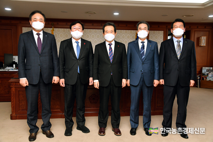 농협중앙회 이성희 회장(왼쪽에서 네번째)과 수협중앙회 임준택 회장(왼쪽 첫번째), 중소기업중앙회 김기문 회장(왼쪽 두번째), 산림조합중앙회 최창호(왼쪽 다섯번째) 회장은 5일 정부서울청사에서 정세균 국무총리(사진 가운데)를 예방하고 농수산물 선물가액 상향을 위한 의견을 전달하였다. 나남길 kenews.co.kr