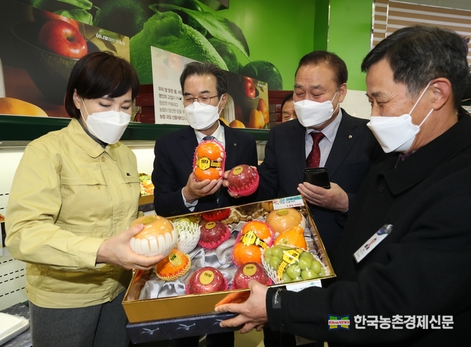이성희 농협중앙회장(왼쪽)과 전현희 국민권익위원장(가운데)가 13일 서울 서초구 농협유통양재점에서 설 선물세트 등을 둘러보고 있다. 나남길 kenews.co.kr