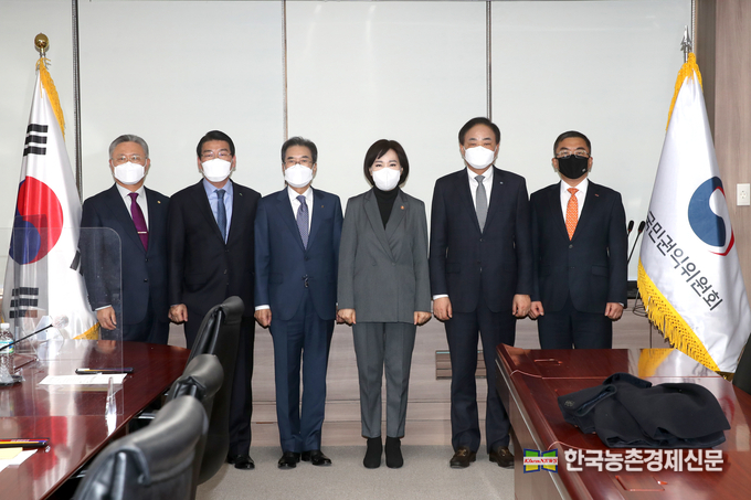 설 명절을 앞두고 청탁금지법인 소위 김영란법에서 농수축산물 선물제한을 풀어 달라는 생산농어민들과 이들 관련단체들의 하소연이 빗발치고 있다. 농협과 수협 등 관련협동조합대표들이 청탁금지법을 관장하는 국민권익위원회 전현희 위원장을 직접 찾아가 생산현장 농어민들의 다급한 목소리를 전달했다. 나하은 kenews.co.kr