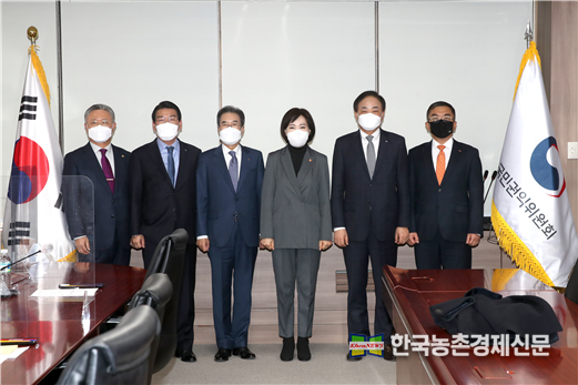 SJ산림조합도 이에 맞추어 최선의 노력을 다할 것이며, 청탁금지법에 대한 바로 알기 홍보를 통해 일반 국민사이에 선물은 금액에 제한이 없으며, 직무 연관성이 없는 공직자에 대한 선물은 100만원까지 가능한 점등을 알릴 계획임을 밝혔다. 나남길 kenews.co.kr