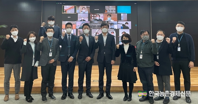 디지털혁신실 최운재 실장은 “올해 농축협 RPA확산의 목표는 농축협이 RPA기술로 실제 업무를 효율화하고 생산성이 높아진 것을 체감하게 하는 것”이라며, “하반기 전국 농축협이 사용가능한 RPA포털을 오픈하여 안정적이고 속도감있는 업무자동화를 지원할 것”이라고 밝혔다. 나남길 kenews.co.kr