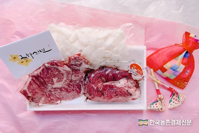 권용문 문경약돌축산물융복합명품화사업단장은 “2021년은 사업단이 유종의 미를 거두고 문경약돌축산물 명품화·산업화·고부가가치화의 지속적이고 안정적인 발전체계를 구축해야 하는 해”라며 “트렌드에 맞추어 간편식을 개발하고 온라인 접점을 확대하는 등 선제적인 대응을 통해 올해도 문경약돌축산물의 우수성을 널리 알릴 수 있도록 노력하겠다”고 말했다. 박시경 kenews.co.kr