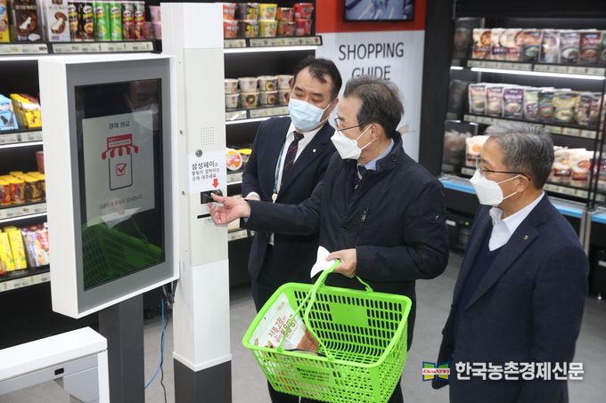 'AI 스토어' 무인매장을 찾은 이성희 농협중앙회장은 “농협을 찾아주시는 고객분들께 새롭고 편리한 쇼핑 경험을 제공하기 위해 디지털 신기술 개발에 계속 힘쓸 것”이라면서, “앞으로 디지털 전환을 통해 농산물 판매 확대와 농촌 생활환경 개선에 기여할 수 있도록 최선을 다하겠다”고 밝혔다. 나남길 kenews.co.kr