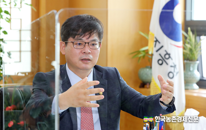 농촌진흥청은 4일, 2021년 업무계획을 발표하고 ‘데이터 기반의 고효율 디지털 농업기술 개발’ 등 5대 과제를 중심으로 농업기술 혁신을 통해 ‘살고 싶은 농촌, 삶이 행복한 농업인!’을 구현하겠다고 밝혔다.<br>
허태웅 청장은 “고령화와 인구 정체로 농촌 소멸이 우려되고 기후변화 등으로 우리 농업‧농촌이 어려움을 맞고 있지만, 농업은 과학기술을 통해 혁신과 성장을 창출할 수 있는 무한한 잠재력을 지니고 있다”라고 강조하면서, “현장‧수요자 중심의 디지털 농업기술 개발과 보급을 통해 ‘청년이 돌아오는 살고 싶은 농촌’을 만들고, 농업인과 국민의 삶이 더 나아질 수 있도록 최선을 다하겠다.”라고 밝혔다. 나남길 kenews.co.kr