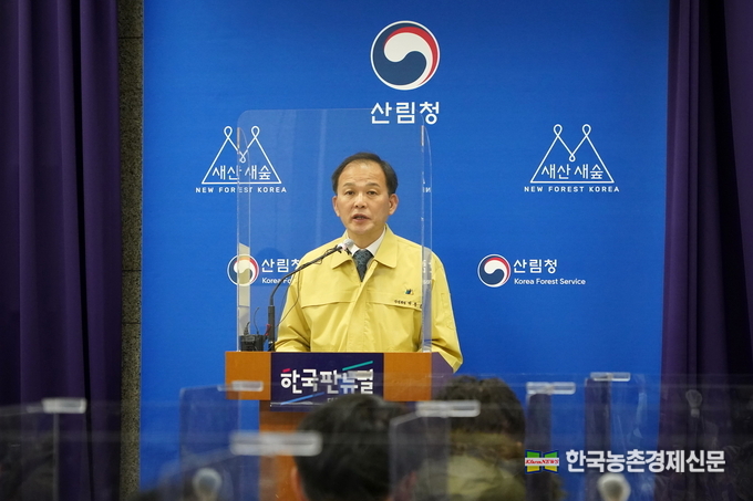 박종호 산림청장은 “실수로 낸 산불도 3년 이하의 징역 또는 3천만 원 이하의 벌금에 처할 수 있다”라며, “산불로부터 안전한 설을 위해 산림 안팎에서 유의사항을 잘 지켜주시고, 국민 여러분의 적극적인 산불예방 참여를 당부드린다”고 말했다. 나남길 kenews.co.kr