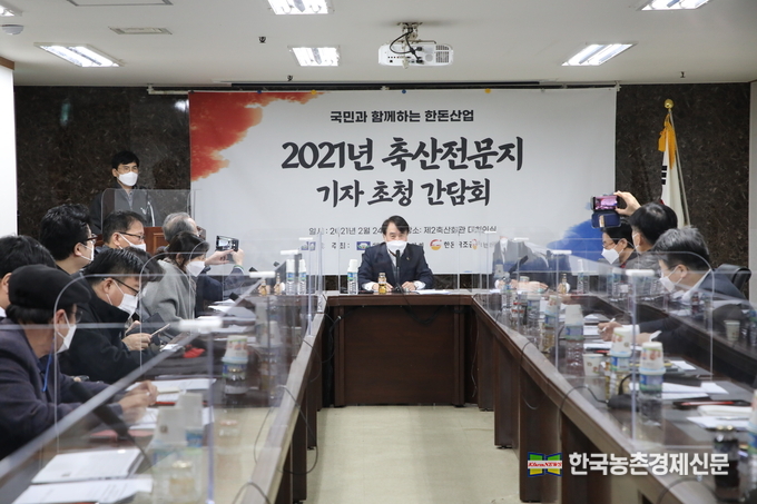 하태식 대한한돈협회 회장은 최근ASF방역사항과 도축세 거출 우려 등 한돈업계 현안사항들을 놓고 기자간담회를 가졌다. 또, 3월 3일 삼겹살데이를 앞두고 하태식 한돈자조금 위원장은 “한돈 농가들이 처한 어려운 상황에 절실히 공감하며, 적극적인 한돈 소비 촉진 활동을 유도하기 위해 이번 릴레이 캠페인을 기획했다”며, “다가오는 삼겹살 데이에는 주변 소중한 사람들에게 한돈을 선물하며 마음을 전하고, 한돈 농가들에게도 힘을 주는 뜻 깊은 경험을 해보시길 바란다”고 말했다. kenews.co.kr