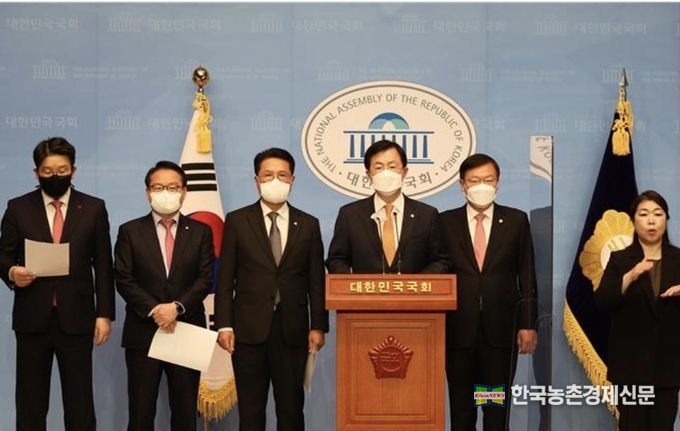 이만희 의원 등 국민의힘 농림축산식품해양수산위원회 소속 의원은 3일 국회 소통관에서 기자회견을 열고 4차재난 지원금을 위한 추가경정예산안에 농어업분야 직접 지원을 강력 촉구하는 성명을 발표했다. kenews.co.kr