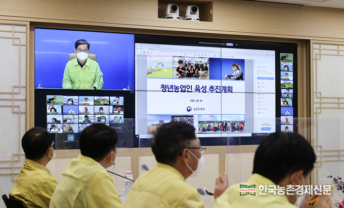 농촌이 초고령화사회로 접어든 가운데 정부가 농촌지역에 소위 젊은 피를 수혈하는 작업에도 큰 비중을 두고 있다. 사진은 29일 전북 전주시 농촌진흥청에서 열린 전국 농업기술원장 업무협의회에서 허태웅 농촌진흥청장이 쳥년농업인 육성 등 영농 추진상황도 점검하고 있다. <사진 = 농촌진흥청 kenews.co.kr>