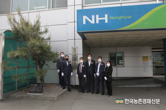 사진왼쪽부터 문성종 농협사료 충청지사 부장, 김성호 농협사료 충청지사장, 맹주일 보은옥천영동축협 조합장, 안병우 농협사료 대표이사, 김두선 농협사료 스마트생산본부장, 정윤주 농협사료 중앙분석실장. kenews.co.kr