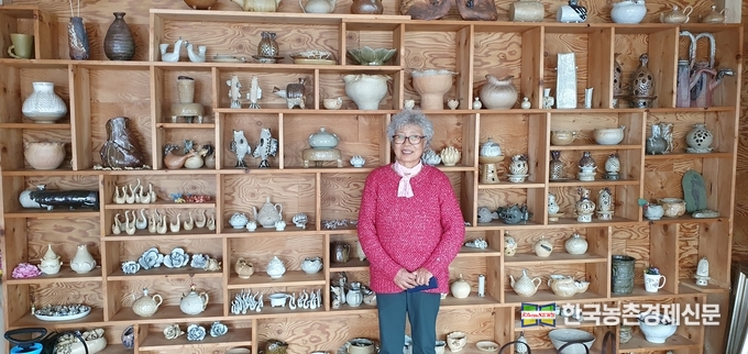 지난 14년전에 ‘산귀래문학상’을 만들어 지금까지 꾸준하게 유지해 오고 있는 박수주씨의 활동이 눈에 띈다. 박수주씨가 도자기 공예 활동을 한 작품 앞에서 기념사진을 촬영하고 있다. kenews.co.kr 