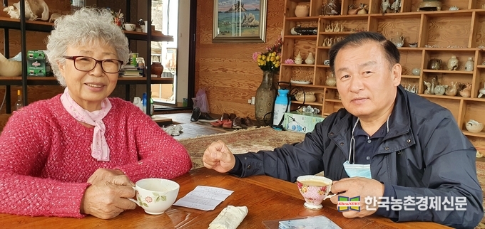 농장을 찾은 조용환 축산신문 기자와 곽동신 라이브팜뉴스 기자에게 산귀래문학상을 제정한 박수주씨는 직접 제조한 보리수 와인을 소개하며 “14년 전에 제정해 매년 100∼200명 사이의 문인을 초청하여 개최해온 산귀래문학상을 지난해 코로나19로 인해 열지 못했으나, 올해는 문인들의 열화와 같은 요청으로 코로나19 방역수칙을 준수하며 간소하게나마 행사를 갖는다”고 말하고 있다. kenews.co.kr