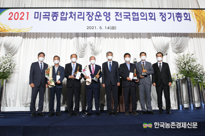 사진은 왼쪽부터 농협RPC운영 전국협의회 문병완 前회장(보성농협 조합장), 박일영 여주농협조합공동사업법인 대표이사, 신교하농협 황규영 조합장, 예천농협 이달호 조합장, 농협경제지주 장철훈 농업경제대표이사, 안중농협 이계필 조합장, 회현농협 김기동 조합장, 농협경제지주 안호근 품목지원본부장. kenews.co.kr