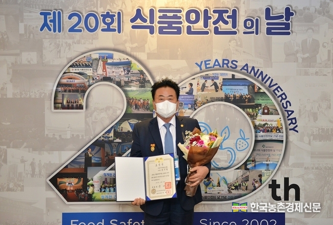이날 서울우유협동조합 문진섭 조합장은 “제20회 ‘식품안전의 날’을 맞아 그간 지속해온 다양한 노력을 인정받아 매우 뜻깊게 생각한다”며, "앞으로도 최첨단 장비와 전문인력을 바탕으로 안전하고 혁신적인 식품 연구개발을 통해 세계 최고 수준의 유제품을 생산하기 위해 최선을 다할 것"이라고 전했다. 나남길 kenews.co.kr