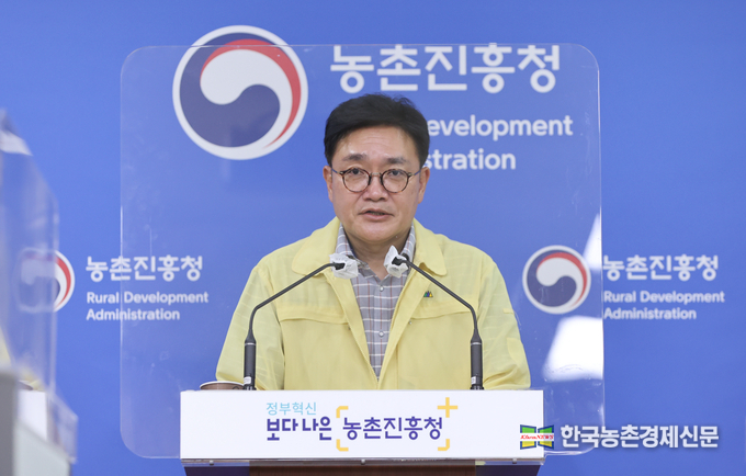 4일 전북 전주시 농촌진흥청 기자실에서 이천일 농촌지원국장이 과수화상병 관련 브리핑을 하고 있다. kenews.co.kr