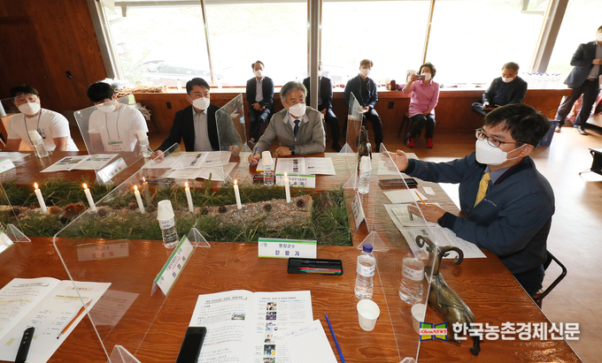 허태웅 농촌진흥청장이 3일 강원도 평창군 미탄면에서 청년 농업인 공동체 회원들과 만나 간담회를 갖고 현장을 살펴봤다. <사진=농촌진흥청 kenews.co.kr>