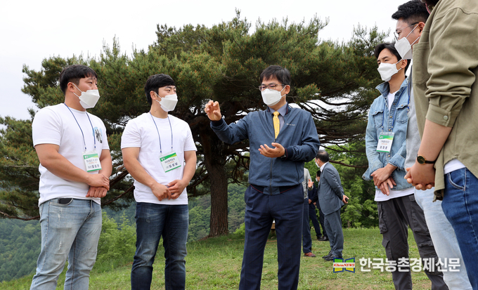 허태웅 농촌진흥청장이 3일 강원도 평창군 미탄면에서 청년 농업인 공동체 회원들과 만나 간담회를 갖고 현장을 살펴봤다. <사진=농촌진흥청 kenews.co.kr>
