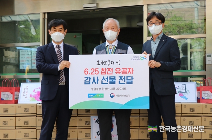 농협중앙회는 호국보훈의 달을 맞아 6월 21일 대한민국 6.25참전유공자회 서울시 중구지회를 방문하여 감사선물 전달행사를 개최하였다. 사진 왼쪽부터, 이성춘 서울지방보훈청장, 정용덕 대한민국 6.25참전유공자회 서울시 중구지회장, 진종문 농협중앙회 농업농촌지원본부장. kenews.co.kr