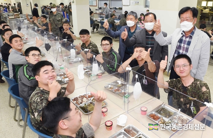 제공된 한우 불고기 메뉴로 식사하는 9사단 용사들과 군 생활을 격려하는 전국한우협회 김삼주 회장(가운데), 한우자조금 민경천 관리위원장(오른쪽 끝) kenews.co.kr