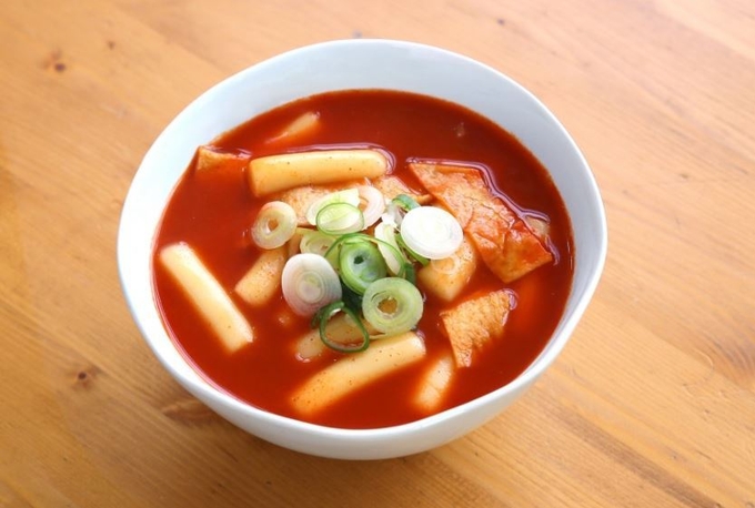 대표적인 국민 간식인 떡볶이가 ‘소상공인 생계형 적합업종 지정에 관한 특별법’에 의한 생계형 적합업종으로 지정되기까지 중소벤처기업부 심의위원회가 남아있는 상황에서 대기업의 떡볶이 직접제조 선언으로 이해관계자인 대기업과 소상공인의 의견이 대립되고 있다. kenews.co.kr