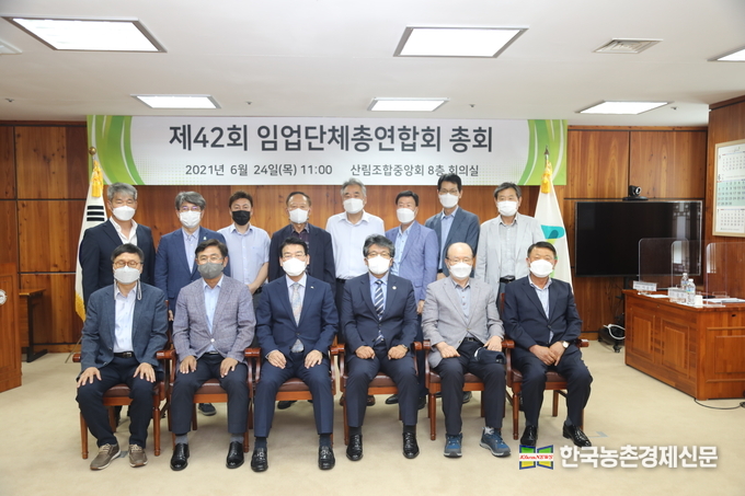 최창호 총연합회장은 “임업단체총연합회의 회장으로 재선임을 받아 책임감이 무겁다”면서 “새로운 임원 및 운영위원과 함께 임업단체총연합회를 발전시켜 임업 현장의 목소리를 대변하고 산림정책에 반영하는 데 앞장서겠다”고 밝혔다. 나남길 kenews.co.kr
