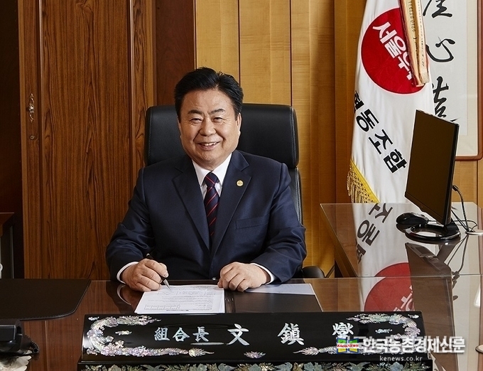 문진섭 조합장은 창립 84주년 기념사를 통해 조합원, 임직원에게 감사의 뜻을 전하며 “지난 84년의 성과를 새로운 100년의 희망으로 이어 나가야 할 때”라고 강조했다. 문 조합장은 이어 “지속가능한 낙농을 위해 친환경적이고 사회적책임과 윤리경영을 포괄하는 ESG경영을 기반으로 시대적인 변화 속에서 서울우유의 역할을 재정립하고 함께하는 새로운 100년 성장 기틀을 바로 세워야 한다”고 덧붙였다. <나남길 kenews.co.kr>