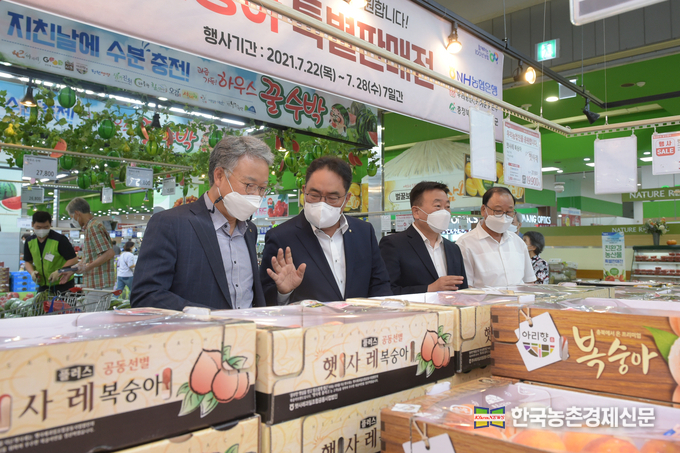 21일 하나로마트 양재점에서 농협경제지주 하명곤 판매유통본부장(왼쪽 첫번째)과 농협은행 지준섭 부행장(왼쪽 두번째), 충청북도 정경화 농정국장(왼쪽 세번째), 감곡농협 권태화 조합장(왼쪽 네번째)이 복숭아를 살펴보고 있다. 나남길 kenews.co.kr