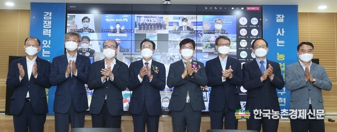 농협중앙회와 농촌진흥청은 7월 29일 서울 중구 농협중앙회 본관 스마트워크센터에서 농촌진흥청(청장 허태웅, 〃다섯번째)과 '경쟁력 있는 디지털농업, 잘사는 농업인'구현을 위한 업무협약을 체결하였다. 이날 업무협약식에는 전국의 농협중앙회 지역본부장과 농촌진흥청 각 지역 도농업기술원장이 랜선으로 참여하였다. 사진 왼쪽부터 김태환 농협경제지주 축산경제대표이사, 장철훈 농협경제지주 농업경제대표이사, 유찬형 농협중앙회 부회장, 이성희 농협중앙회장, 허태웅 농촌진흥청장, 김상남 국립농업과학원장, 박범영 국립축산과학원장, 조용빈 농촌진흥청 디지털농업추진단장이다. <나남길 kenews.co.kr>