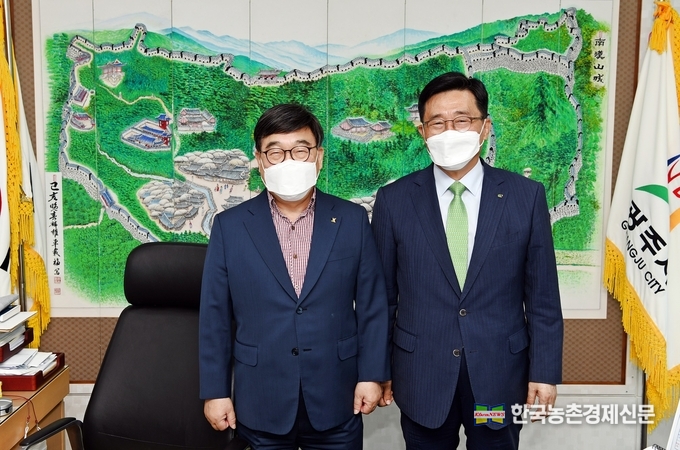 aT 김춘진 사장은 신동헌 경기도 광주시장을 만나 로컬푸드 활성화 등 지역 농산물 판로 지원 및 푸드플랜 확대에 적극 협력하기로 했다. 박시경 kenews.co.kr