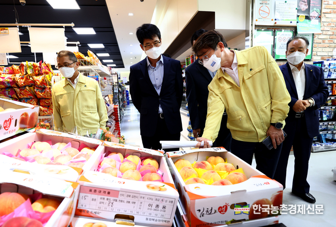 이 자리에서 박 차관은 "코로나19 4차 유행의 위기를 차단하기 위해 하나로마트 종사자와 관계자의 철저한 방역관리와 사회적 거리두기 준수 등 세세한 부분까지 꼼꼼하게 챙겨 줄 것"을 강조했다. 이어 박 차관은 "여름철 무더위에 종사자들의 건강과 농산물 안전성 관리에도 각별한 주의"도 당부하였다. 나남길 kenews.co.kr