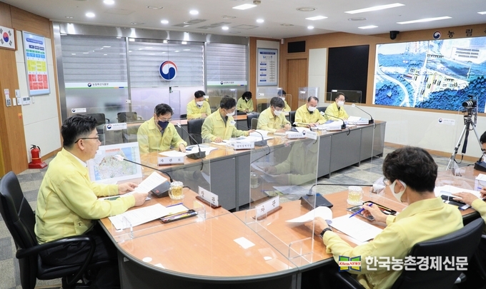 중수본은 축산농가 및 축산관계자를 대상으로 “ASF 발생 및 전파 방지를 위해 농장 및 축산 관련 시설에 대한 소독 등 방역 조치를 철저히 하고, 돼지에서 의심 증상이 없는지 면밀히 관찰하여 이상이 있는 경우에는 가축방역기관 등에 신속하게 신고해 줄 것”을 당부하였다. 나남길 kenews.co.kr