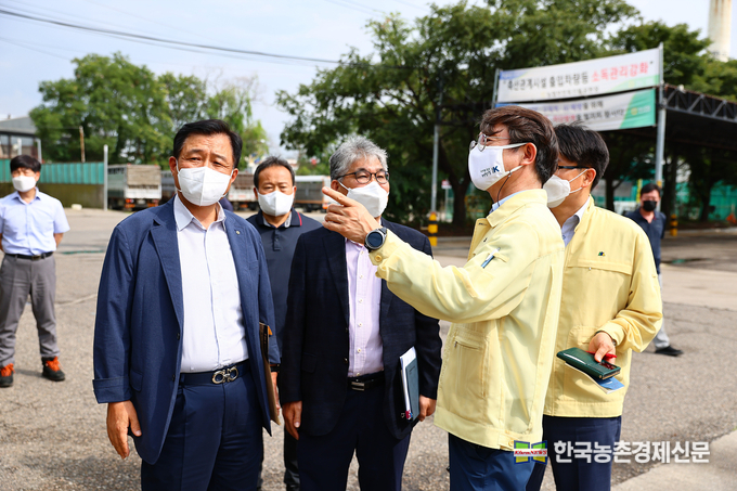 박영범 농림축산식품부 차관은 8월 20일(금) 오후 경기 부천시에 소재한 농협 부천축산물공판장에 방문하였다. 농협 부천축산물공판장은 코로나19 4차 유행의 위기에도 불구하고 그간 확진자가 발생하지 않은 사업장으로 이번 점검은 그간의 방역 조치와 사회적 거리두기 노력을 확인하고 관계자를 격려하기 위해 마련되었다. 이 자리에서 박 차관은 ”도축장은 국민의 먹거리 공급을 담당하는 기간산업으로 방역관리에 대한 책임이 엄중함“을 강조하고, "코로나19 확산 방지를 위해 시설·개인 방역관리 철저, 사적 모임 제한, 외국인 종사자 방역 수칙 안내 등 세세한 부분까지 꼼꼼하게 챙길 것"을 당부하였다. kenews.co.kr