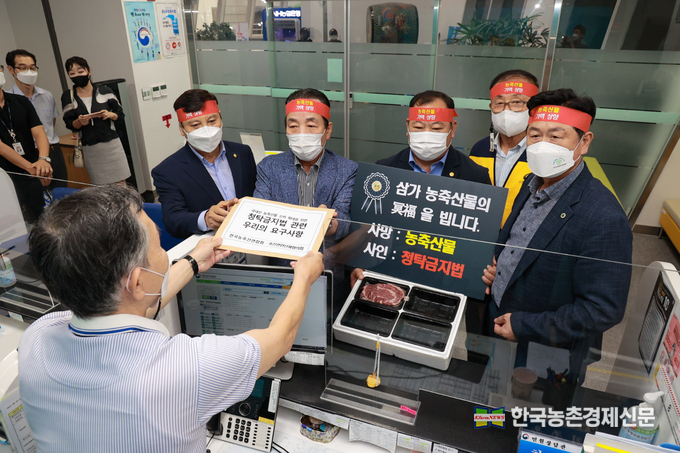 23일 국민권익위원회에서 명절 농축산물 가액 기자회견 후 이은만 한국농축산연합회장, 이승호 축산관련단체협의회장, 김삼주 전국한우협회장, 반상배 한국인삼협회장, 이학구 한국종합농업단체협의회 상임대표가 청탁금지법 상 국내산 농축산물의 선물 가액범위 상향 등 요구사항을 권익위에 전달하고 있다. kenews.co.kr