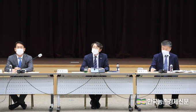 농림축산식품부(장관 김현수)는 낙농산업 중장기 발전방안 마련을 위해 “낙농산업 발전 위원회”(위원장 박영범 차관/사진 가운데) 1차 회의를 8월 25일(수) 세종컨벤션센터에서 개최했다. kenews.co.kr