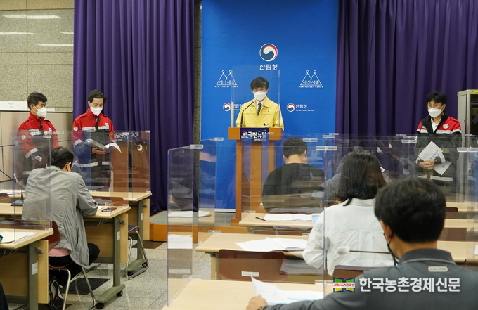 산림청(청장 최병암)은 9월 8일(수) 최근 여러 나라에서 발생하고 있는 대형산불 상황에서 이상기후로 인한 대형산불로부터 피해를 최소화하기 위해 ‘기후위기속 과학적 산불 대응 전략’을 발표했다. 이석우 산림청 국립산림과학원 산림환경보전연구부장이 8일 정부대전청사 기자실에서 '기후위기 속 과학적 산불 대응 전략'을 발표하고 있다.<사진=산림청 kenews.co.kr>