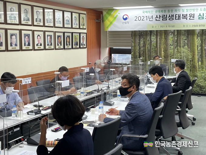 산림청은 10일 정부대전청사에서 산림생태복원 발전방안을 주제로 토론회를 개최했다. 남태헌 산림청 차장은 “산림생태계 복원에 있어 우리나라 자생식물의 활용은 필수적”이라면서, “자생식물 종자 이력관리 및 공급체계 구축 등 오늘 논의결과는 산림생태 복원정책을 한 단계 올리고 나아가 관련 산업을 육성시키는 데 큰 디딤돌이 될 것”이라고 말했다. 나남길 kenews.co.kr