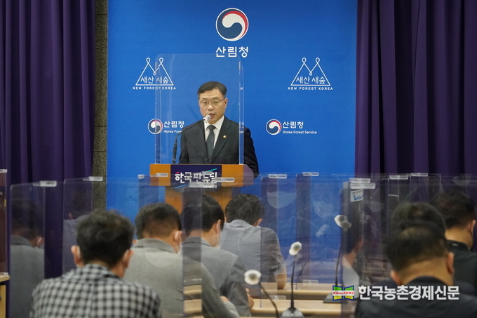 최병암 산림청장이 15일 정부대전청사 기자실에서 대면적 모두베기를 차단하는 동시에 지속가능한 산림경영, 목재생산·이용 등을 위한 벌채(목재수확) 제도 개선방안을 발표하고 있다. kenews.co.kr